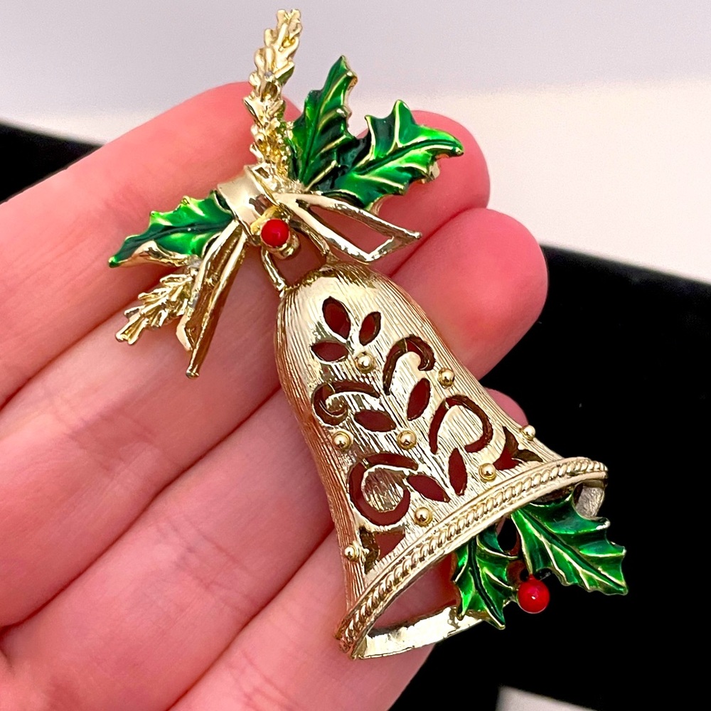 Vintage 80’s GERRY’S Christmas Holiday Winter Festive Cottage Bell Pin / Brooch